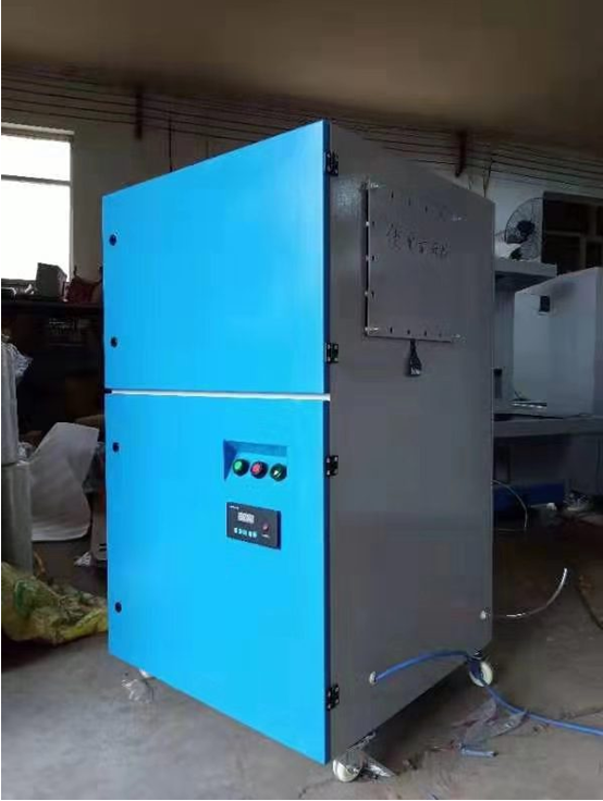 化工原料廠安裝移動式濾筒除塵器(圖1)